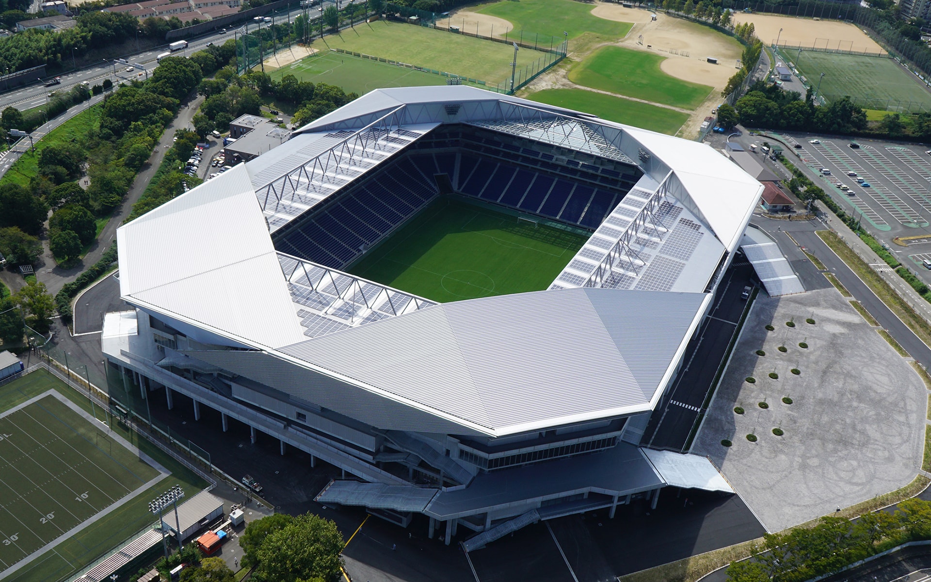 観客席全てが屋根でカバーされつつ天然芝への影響も考慮されたつくりとなっている