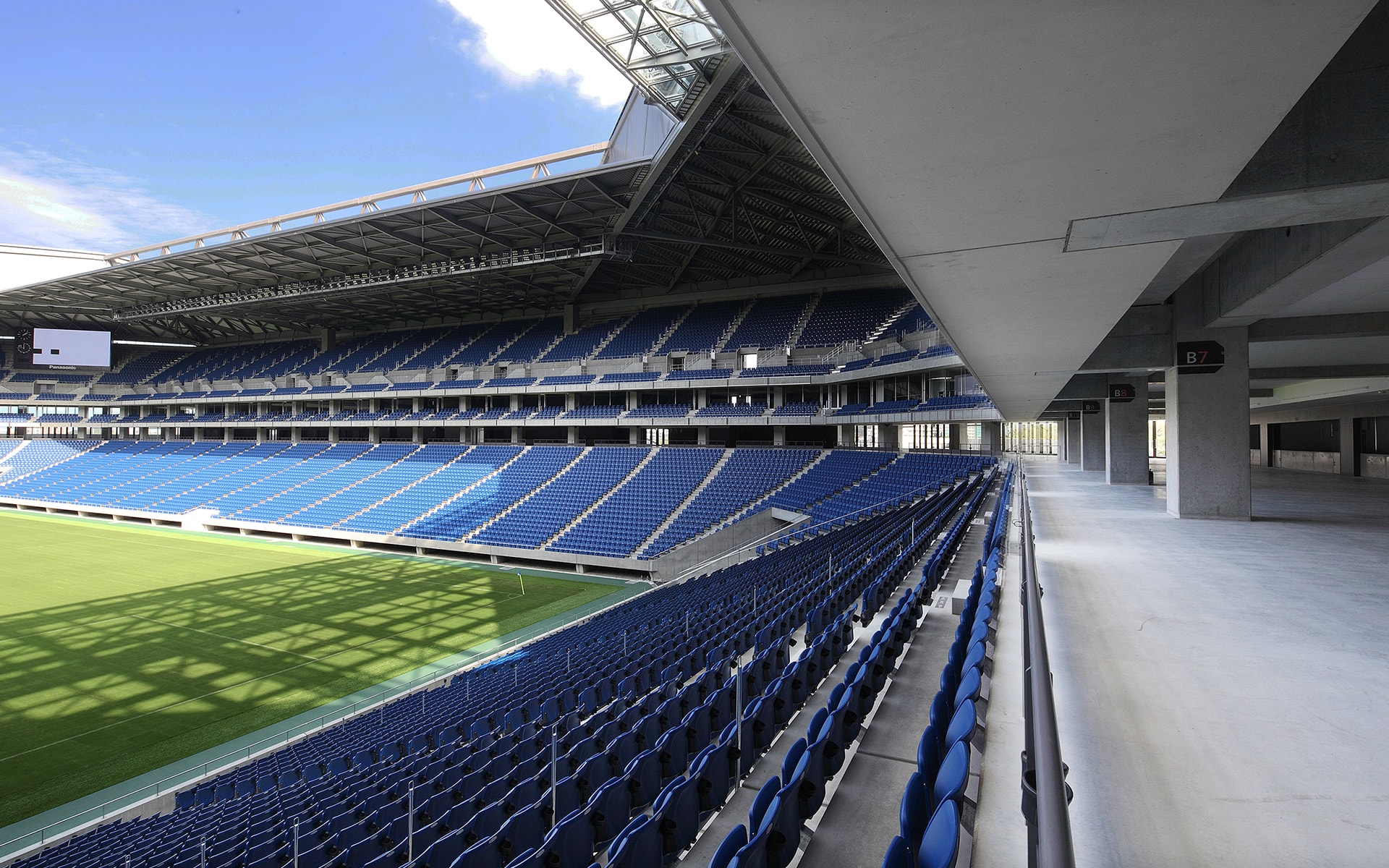 回遊式のコンコース。ピッチとの距離も約7メートルと近い