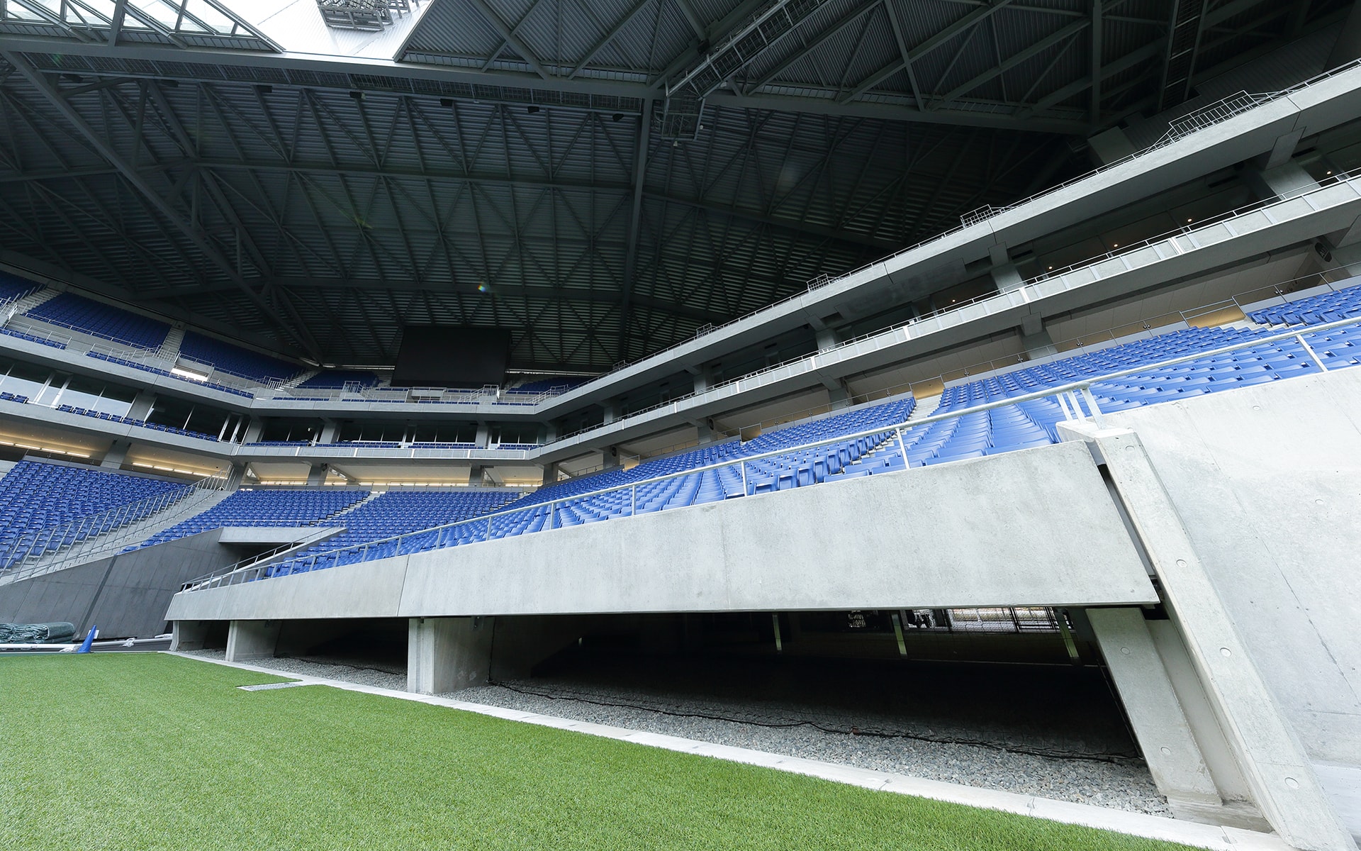 観客席の下部に「風の道」を設け、天然芝育成に欠かせない風通りを確保した