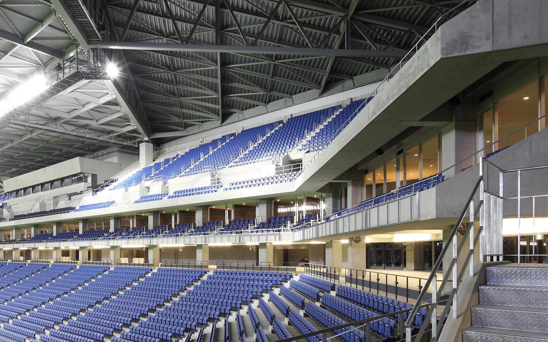 上層の先端をバルコニー状に張り出させる事で、上層でもピッチが近くに感じられる