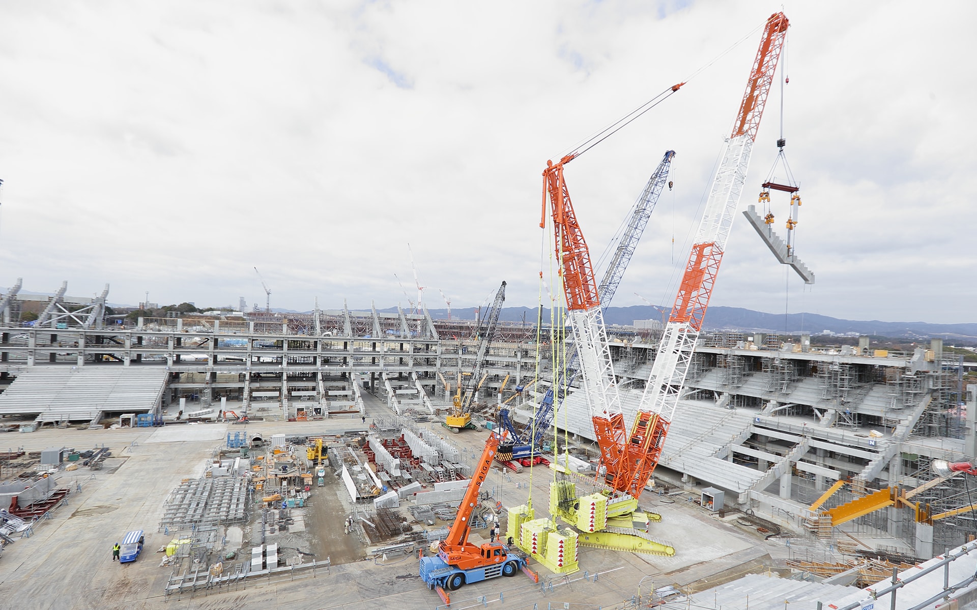 地上工事の最盛期には当時日本に2台しかなかった超大型の移動式クレーン車を配置した