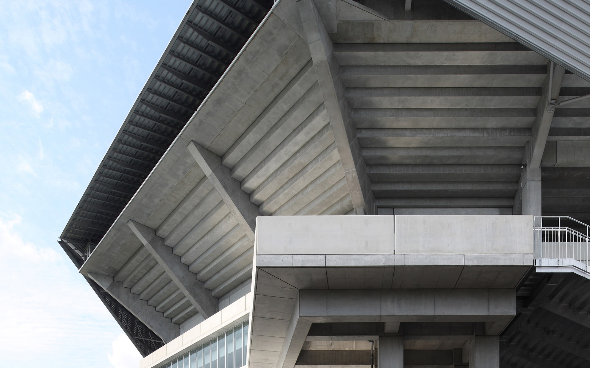 スタンド床裏側も見た目の仕上げにこだわった